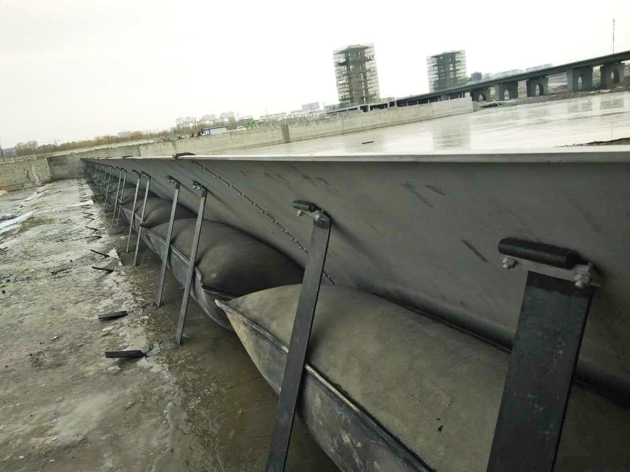 پروژه حفاظت از آب با قیمت خوب سد آب رودخانه لاستیکی باد شونده هوا 